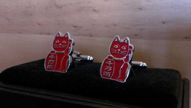 招き猫の形をしたカフスボタンが２つ並んだ写真