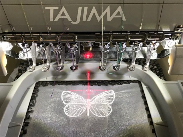 2、タジマ刺繍機「彩」でポリエステルオーガンジーの生地に蝶々の刺繍入れ。