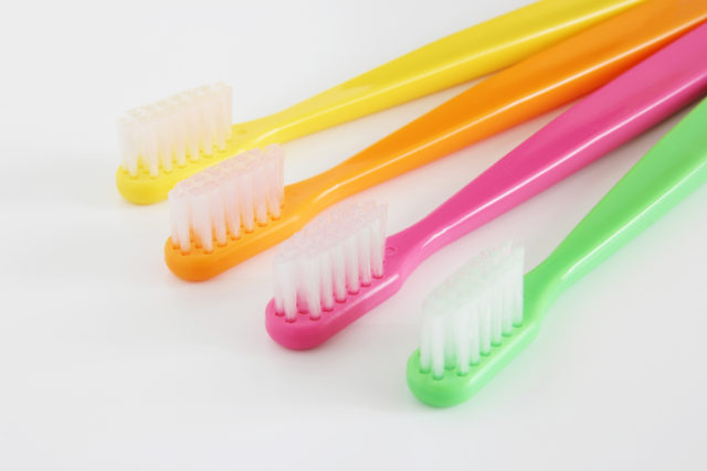 様々な色の歯ブラシ